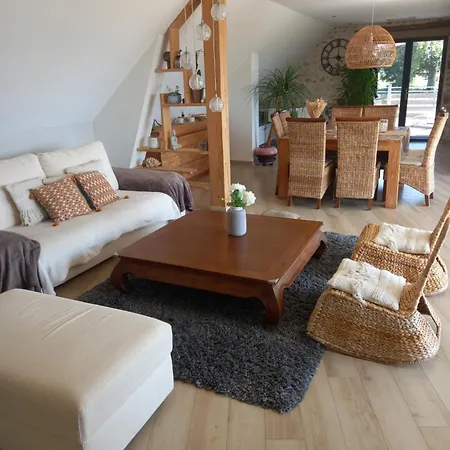 Maison Entouree D Animaux En Pleine Campagne Lasseube